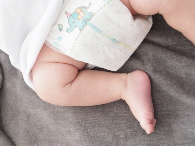 オムツをしている赤ちゃんのムチムチした足